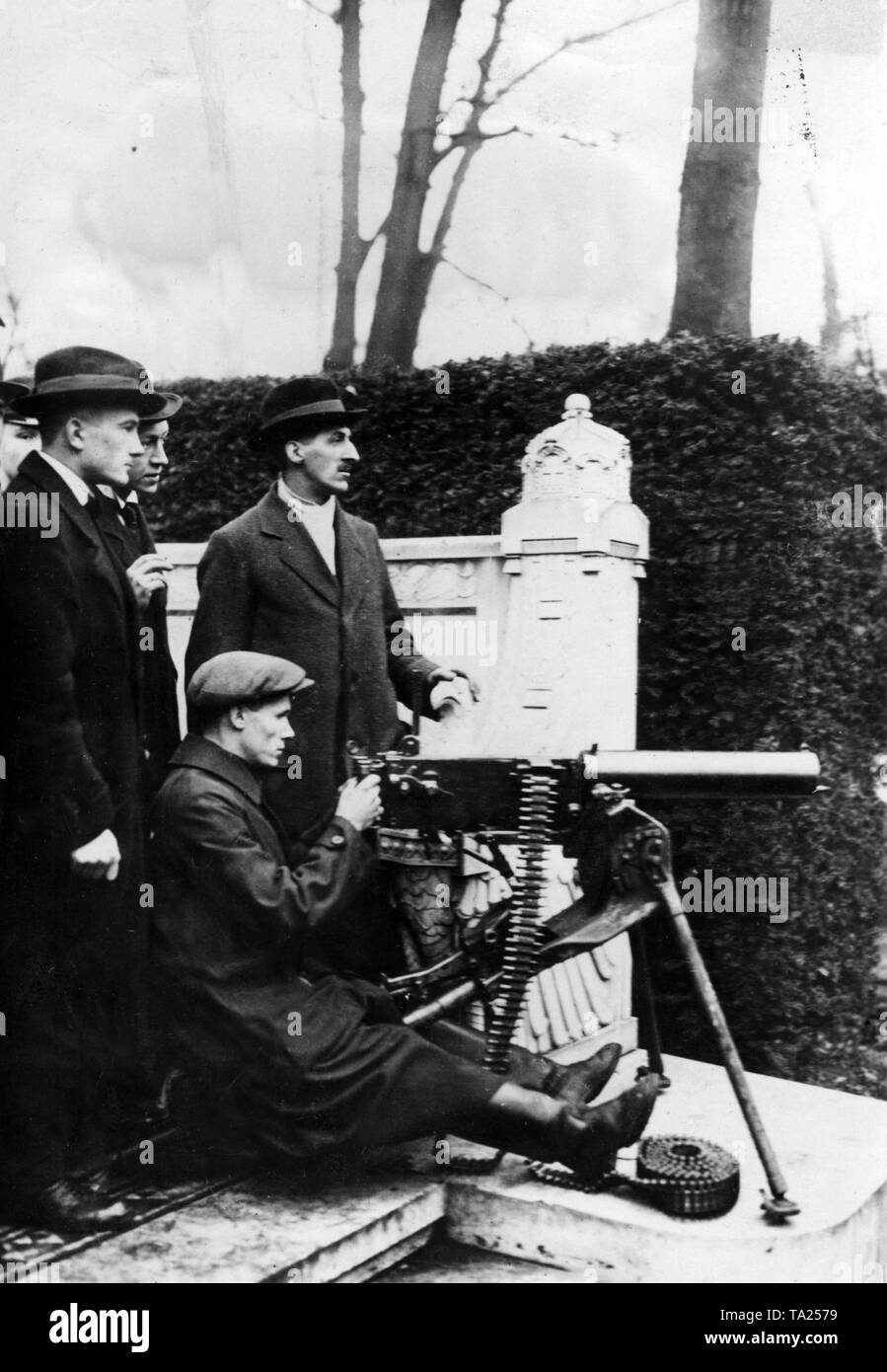 Durante il mese di gennaio rivolta nel 1919, rivoluzionari armati con un Maschinengewehr 08 mitragliatrice, spostare al loro posti nella Siegesallee a Berlino. Foto Stock