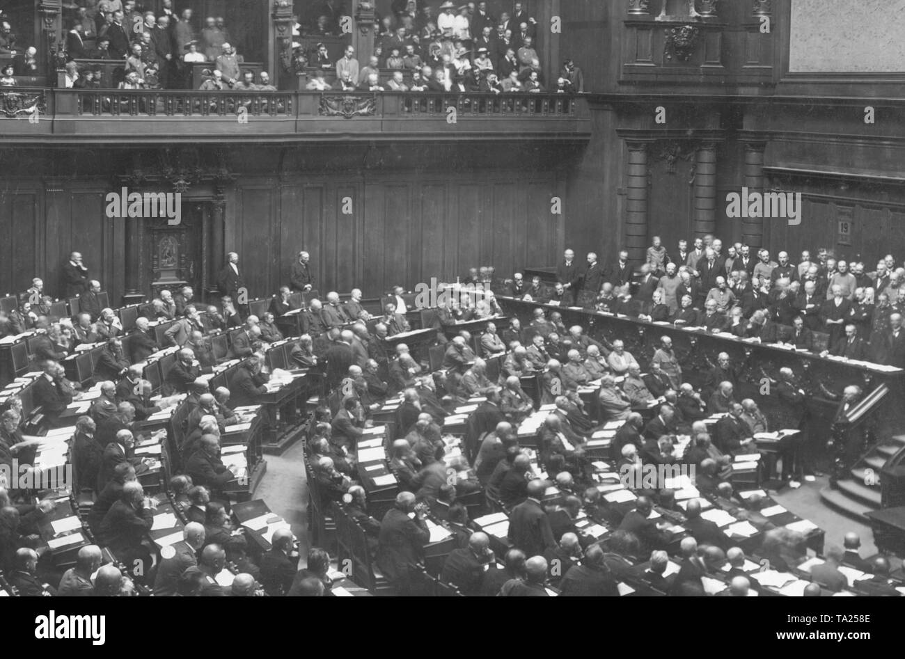 Dopo il licenziamento di Bethmann Hollweg, la meno conosciuta, Georg Michaelis è stato nominato come nuovo Cancelliere. Qui, il palazzo del Reichstag deputati durante il suo primo discorso in cui egli respinge un altro accordo di pace. Foto Stock