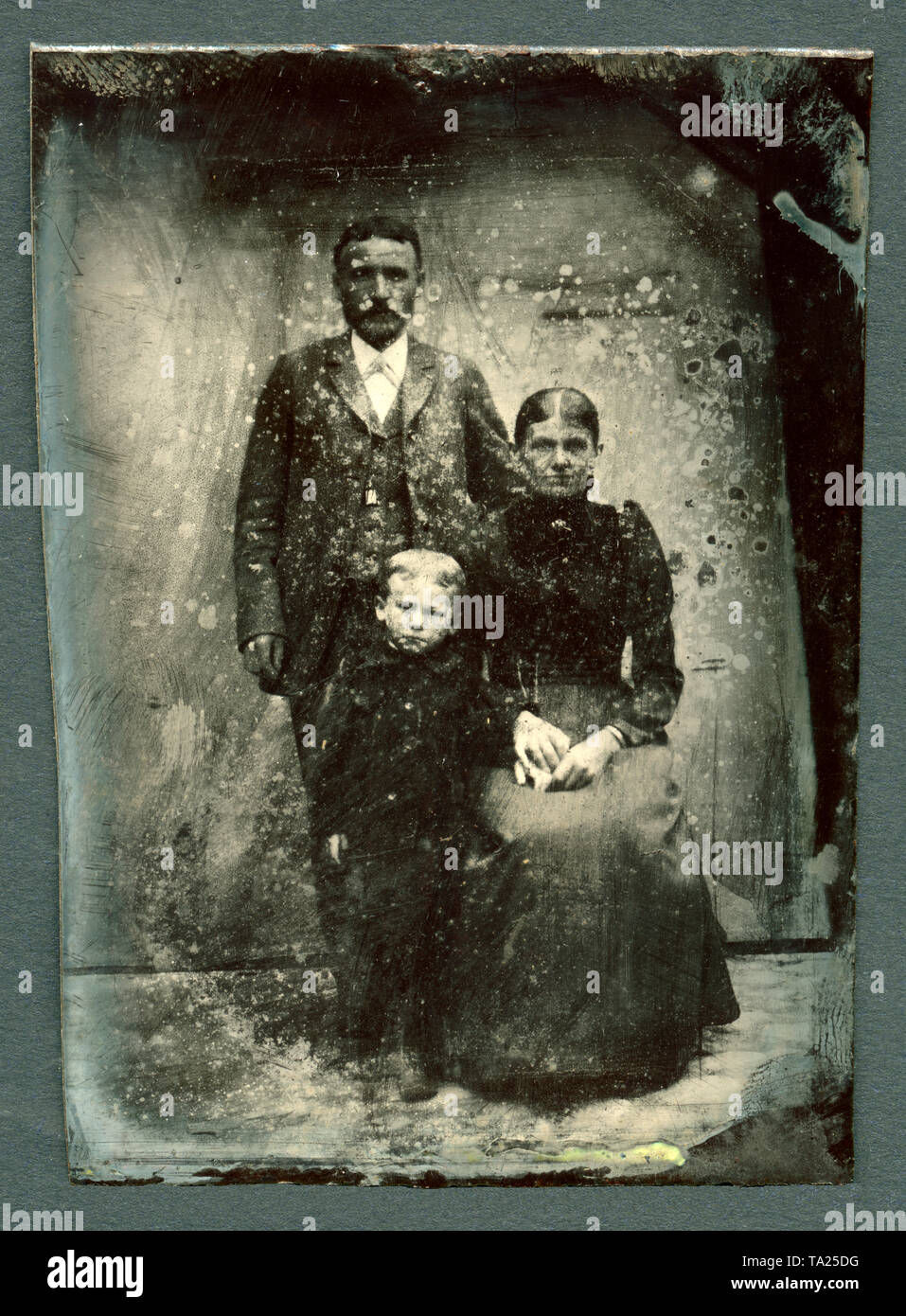 Europa, Deutschland, Familienfoto mit dem Titel ' Erinnerung an das Jahr 1902, Ferrotypie , Fotograf unbekannt . / Europa, Germania, foto di famiglia wit Foto Stock