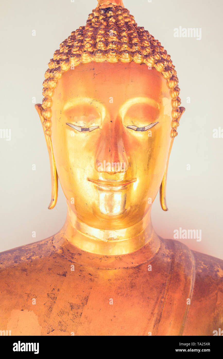 Close-up testa della vecchia statua del Buddha in Thailandia Foto Stock