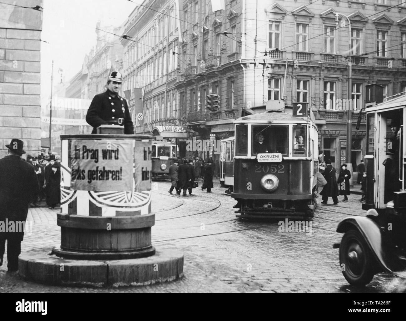 La circolazione a sinistra è in vigore nella Repubblica ceca fino alla occupazione tedesca. Dopo l'occupazione da parte della Wehrmacht, traffico lato destro sarà introdotto. Il poster di legge (traduzione in inglese): " guida a destra in Praga". Sei mesi dopo l'accordo di Monaco di Baviera, Hitler occupa le restanti aree di Boemia e Moravia e la prima Repubblica Slovacca è fondata sul suo comando. Foto Stock
