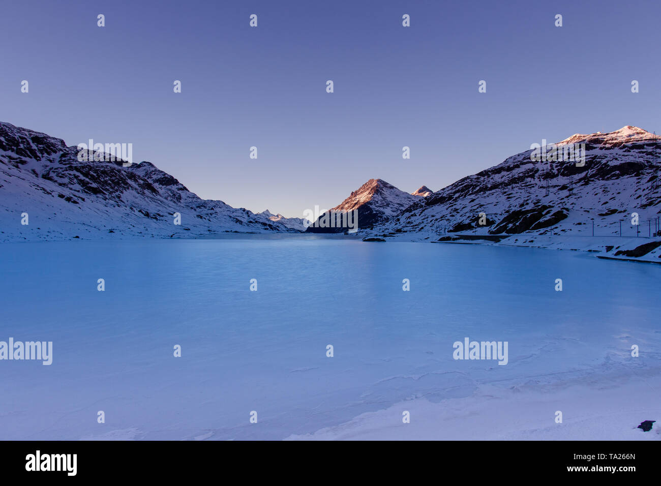 Ghiaccio nero sul lago al Passo Bernina all'alba Foto Stock
