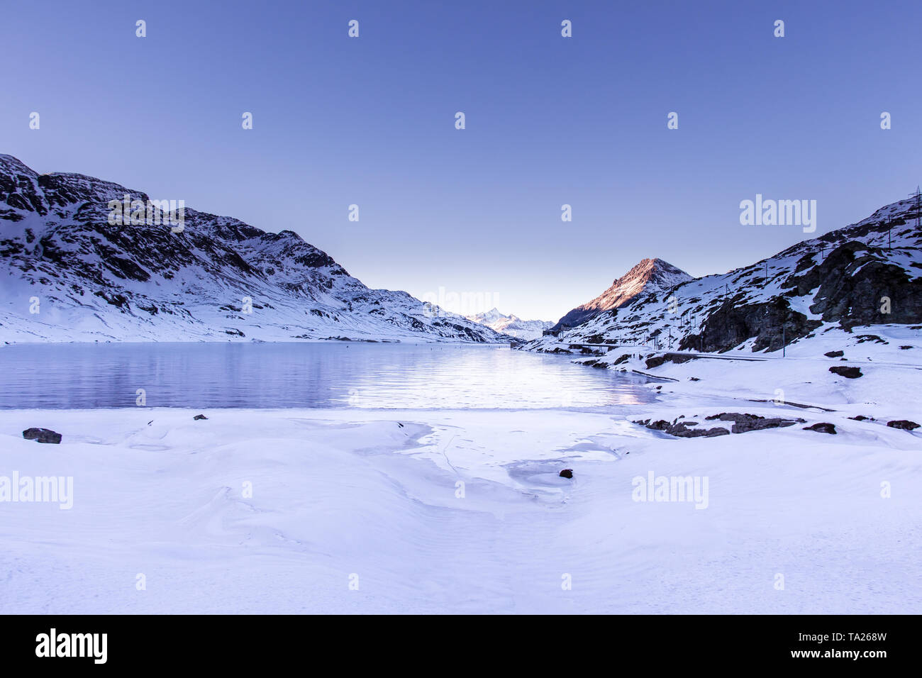 Ghiaccio nero sul lago al Passo Bernina all'alba Foto Stock