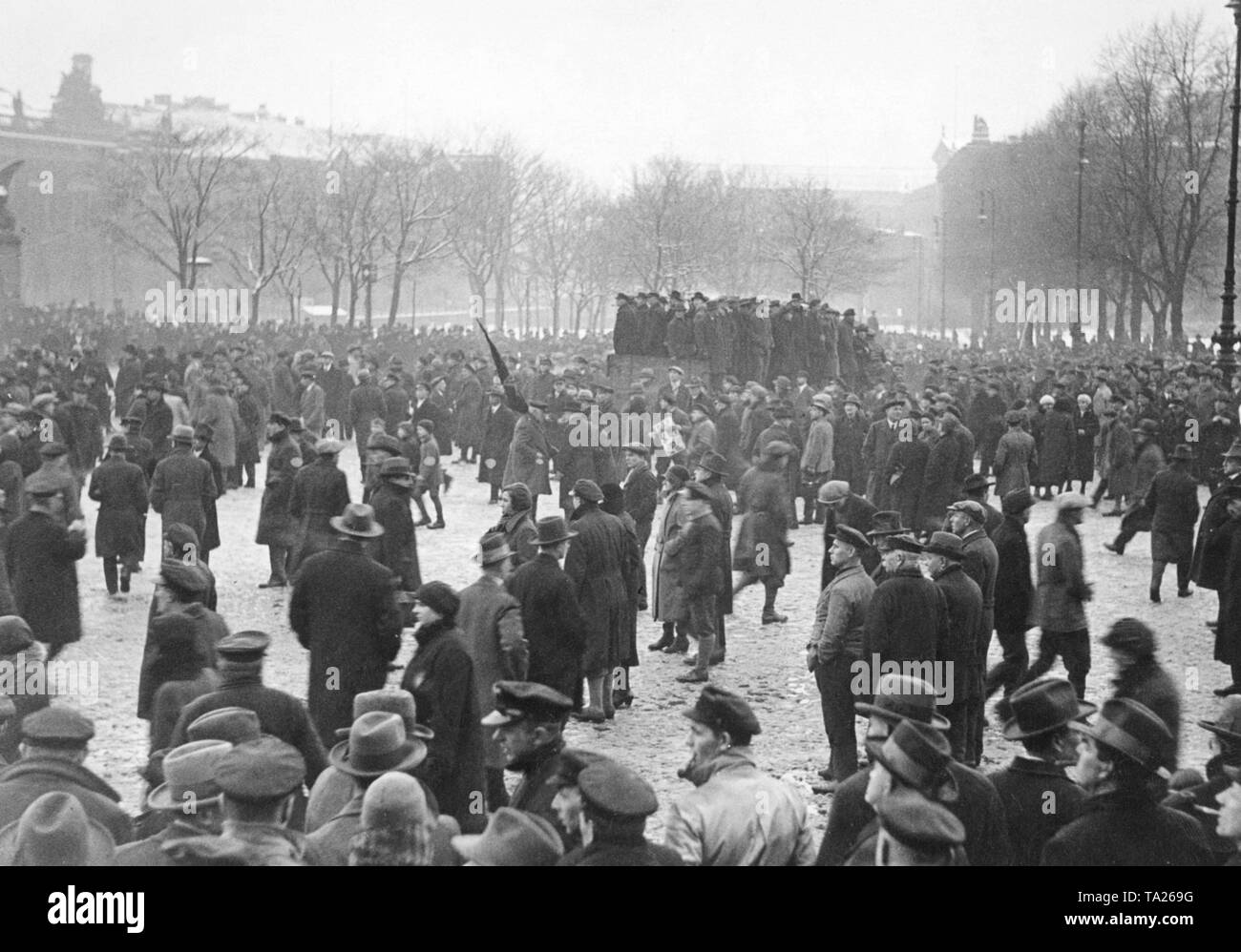 Una folla di persone raccolte in Berliner Lustgarten a una manifestazione organizzata da KPD. Foto Stock