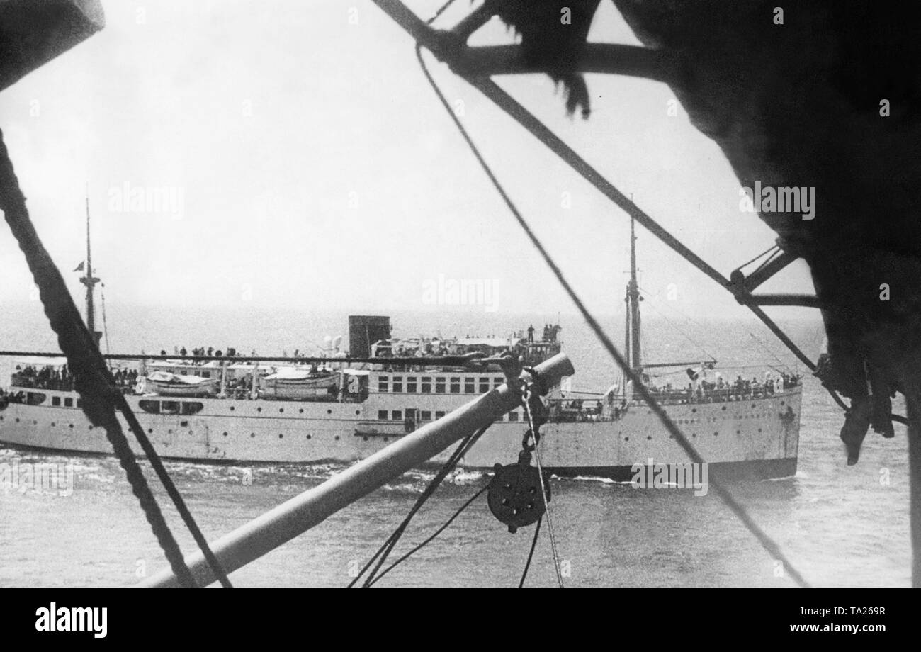 Il 22 agosto 1936, il repubblicano steamboat Ciudad de Tarragona porta truppe dalla terraferma spagnola a Porto Cristo a Maiorca su agosto 22, 1936.I soldati sono in parte a piedi sul ponte. Foto Stock