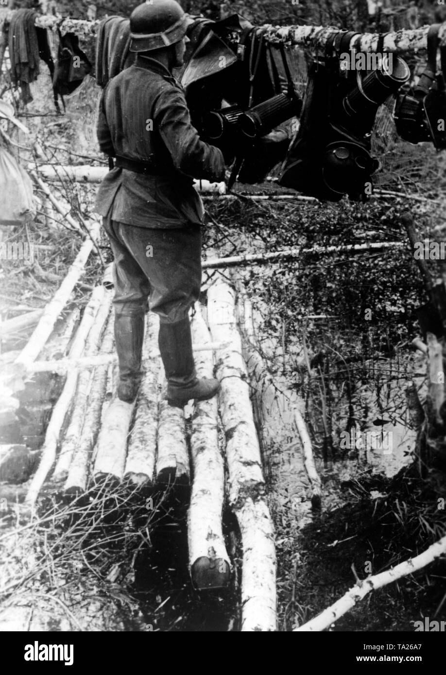 Un tedesco di fronte a un polo telaio costruito da rami di betulla. Tra le altre cose, i soldati vestiti appesi, caschi e maschera a gas lattine su di esso. Foto di Propaganda Company (PK): corrispondente di guerra Ebert. Foto Stock