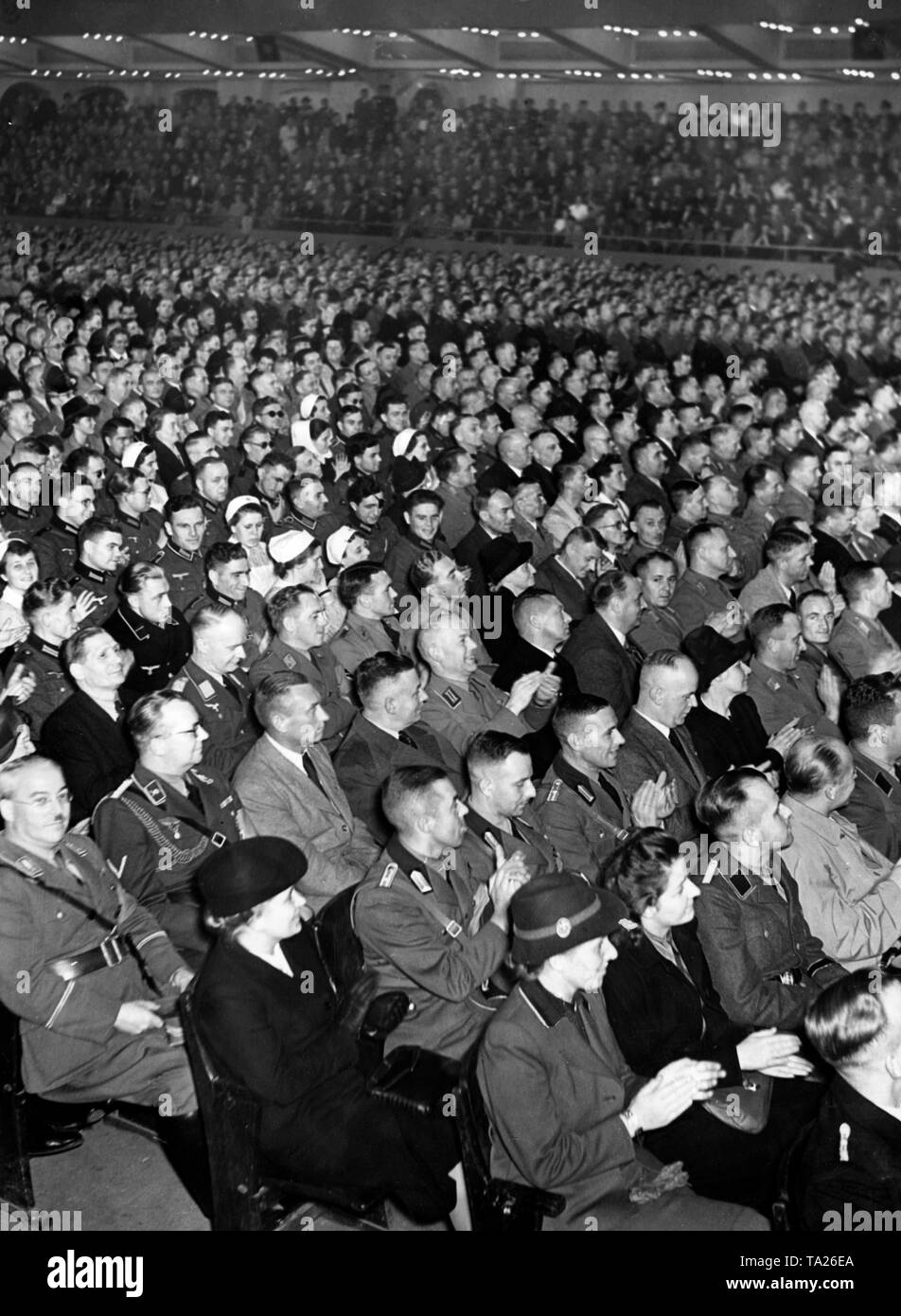 Adolf Hitler ha aperto il 2° Kriegswinterhilfswerk a NSDAP rally nel 1940/41. Vi sono la Croce Rossa infermieri, come pure i membri della Wehrmacht amog partecipanti. Foto di propaganda. Foto Stock