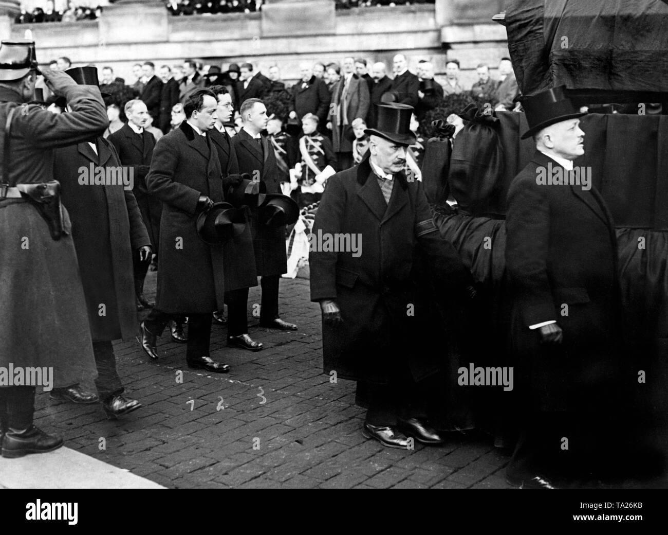 Dietro la bara i due figli, come pure il figlio-in-legge (da sinistra a destra) del compianto Presidente del Reich. Foto Stock