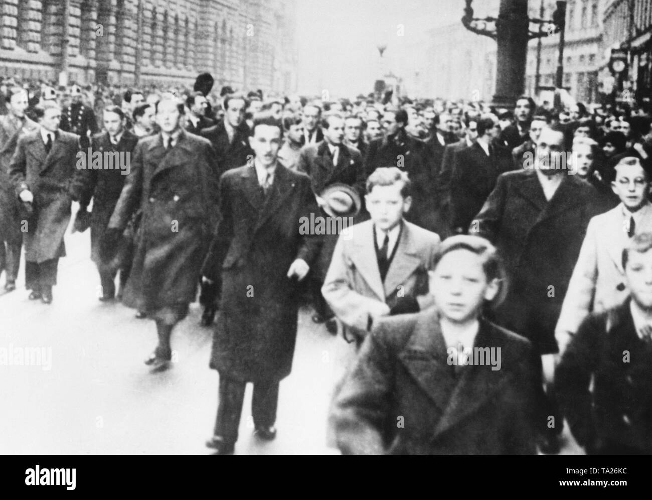 Gli studenti dimostrano contro la minoranza tedesca di fronte tedesco del Teatro Nazionale di Praga. Dal 1918, ci sono stati conflitti tra il Czechoslovaks e i Sudeti minoranza tedesca. Foto non datata, intorno al 1930. Foto Stock