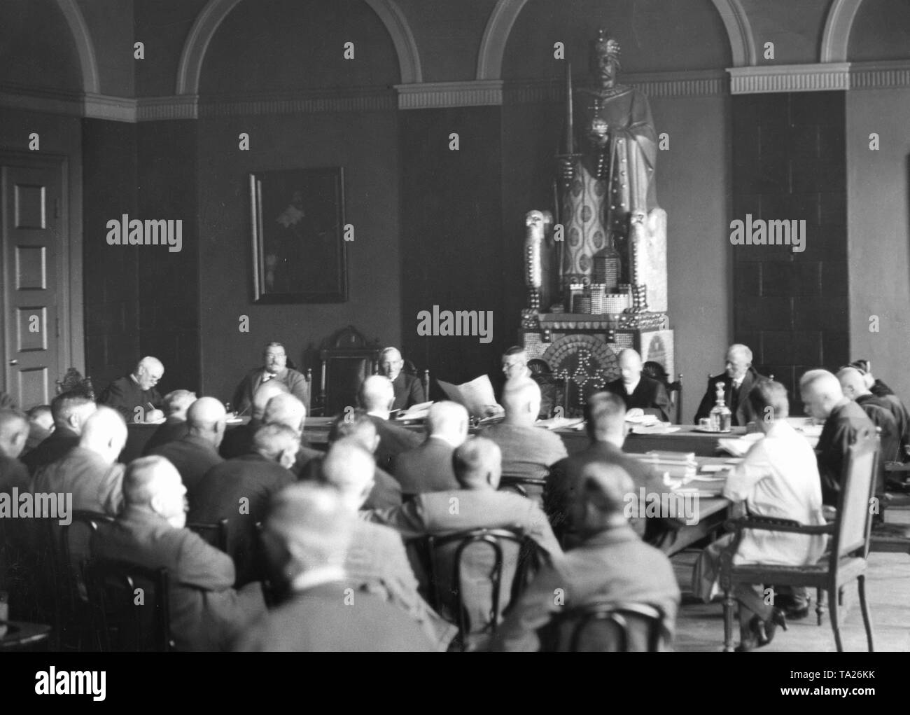 Udienza nelle persone rurali in prova nella storica sala corte a Itzehoe. Dietro il presidente è una rappresentazione artistica della statua di Carlo Magno. Foto Stock