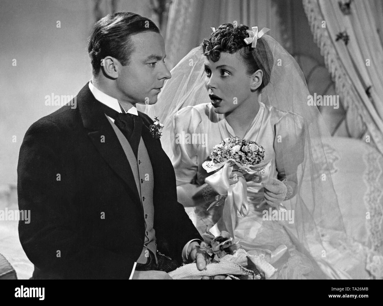 Heinz Ruehmann come Theo Farina e Herti Kirchner come Helene Farina al matrimonio nel film "Il livornese Hat," di Wolfgang Liebeneiner. La commedia è basato sul gioco "l'Italiano cappello di paglia" da Eugenio Marin Labiche. Foto Stock