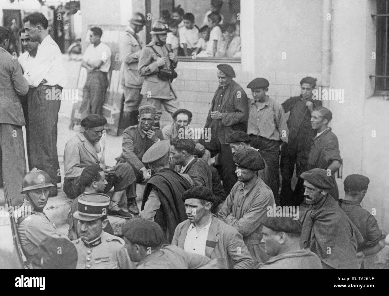 Foto di un gruppo di Spagnolo combattenti repubblicano forniti dai soldati francesi e di gendarmi in un francese di città di confine nel novembre 1936. Foto Stock