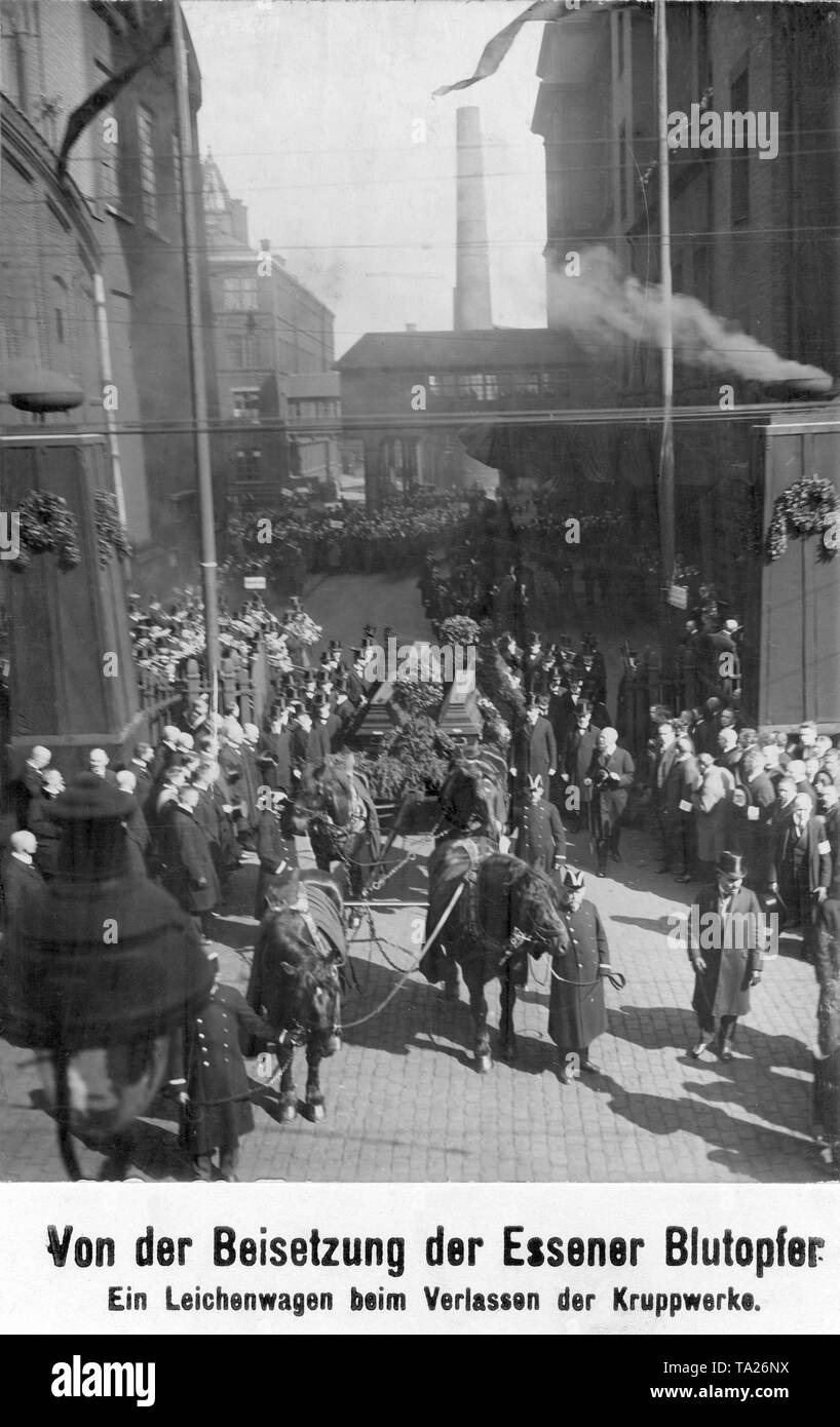 Un cavallo carro trainato da cavalli passeggiate attraverso la Krupp sito di fabbrica. Molti lavoratori che era stato ucciso dai soldati francesi e di una grande processione funebre e il servizio è stato organizzato per loro. Foto Stock