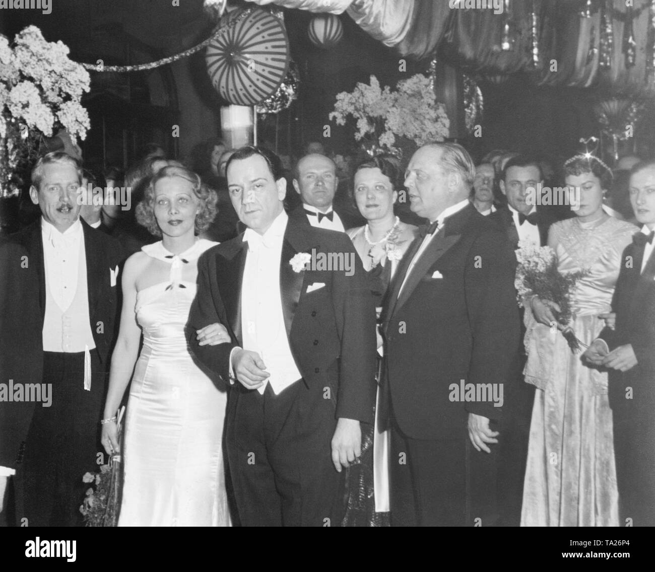 Gli ospiti presso il Monaco Film sfera: da sinistra, prof. Neuber (Vienna), l'attrice Gerda Maurus e Harry Piehl e Walter Steinbeck al Monaco Film palla. Foto Stock