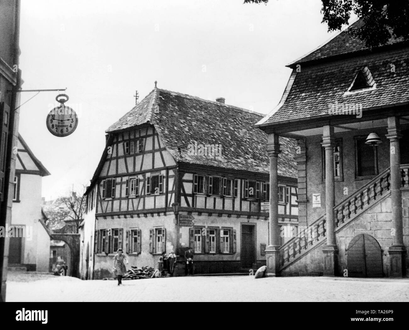 Una casa in legno e muratura accanto al tardo barocca town hall con scala esterna e hipped mansarda in via principale di Freinsheim nel quartiere Bad Duerkheim sulla strada del vino. Foto Stock