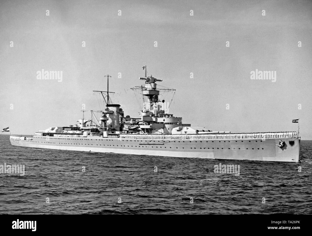 Foto dell'incrociatore pesante 'Deutschland' in un mare tempestoso prima del 1935. L'equipaggio ha schierato sul ponte. A prua e a poppa della nave sono le due torrette con sei 28 cm pistole automatiche. A prua e a poppa i naval alfieri (Goesch) del Reich tedesco (1933-1935) si brucia ancora senza la svastica. Foto Stock