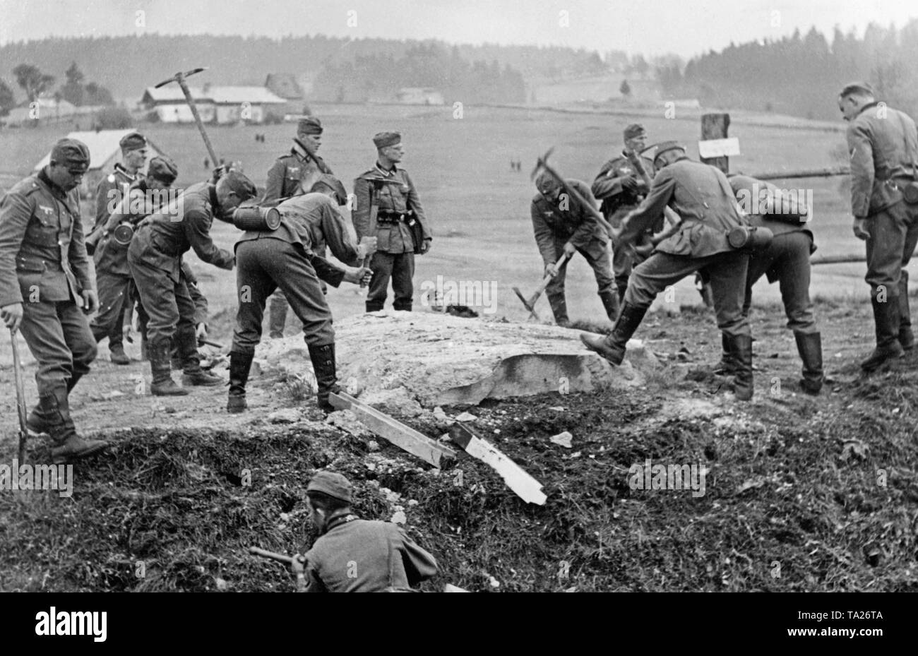 Pionieri della Wehrmacht di eliminare un blocco stradale durante l'occupazione dei Sudeti dalla Germania il 2 ottobre 1938. Foto Stock