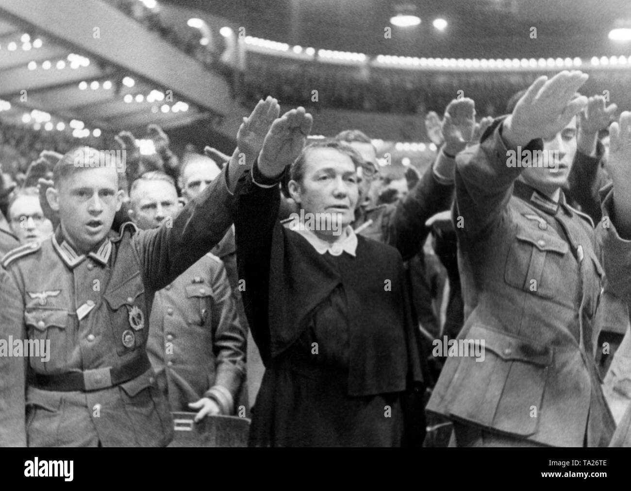 Reich Cancelliere Adolf Hitler dà un discorso di apertura della Kriegswinterhilfswerk 1942/43 in Berlin Sportpalast. Tra gli ospiti d'onore sono feriti e la Croce Rossa infermieri. Foto Stock