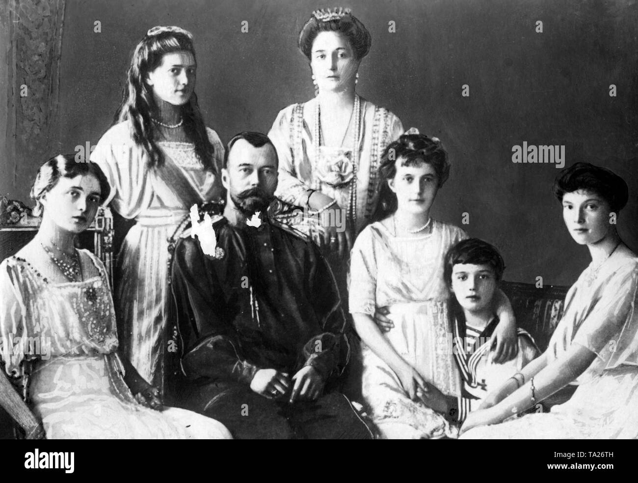 Il Tsar famiglia. Da sinistra: Olga, Maria, lo Zar Nicola II di Russia, sua moglie Alexandra Feodorovna, Anastasia, Tsarevich Alexei (erede al trono) e Tatiana. Foto non datata intorno al 1913. Foto Stock