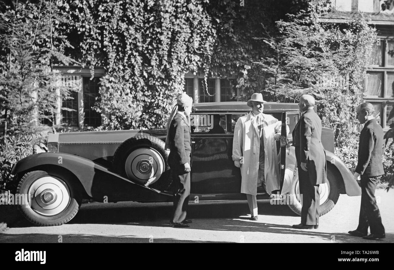 Gustaf Gruendgens nel ruolo di Lord George Harford-Illingworth alla cattura di Oscar Wilde giocare 'una donna di nessuna importanza' Gruendgens scende da una Rolls Royce Phantom III. Foto Stock