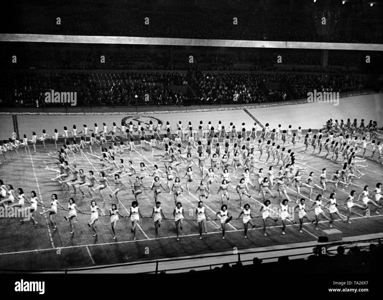 Prestazioni in caso di "Arbeitskameraden - Sportkameraden' nella Deutschlandhalle Berlino in occasione del nono anniversario dell'organizzazione nazista "Kraft durch Freude' ('Sforzo attraverso Gioia"). Foto Stock