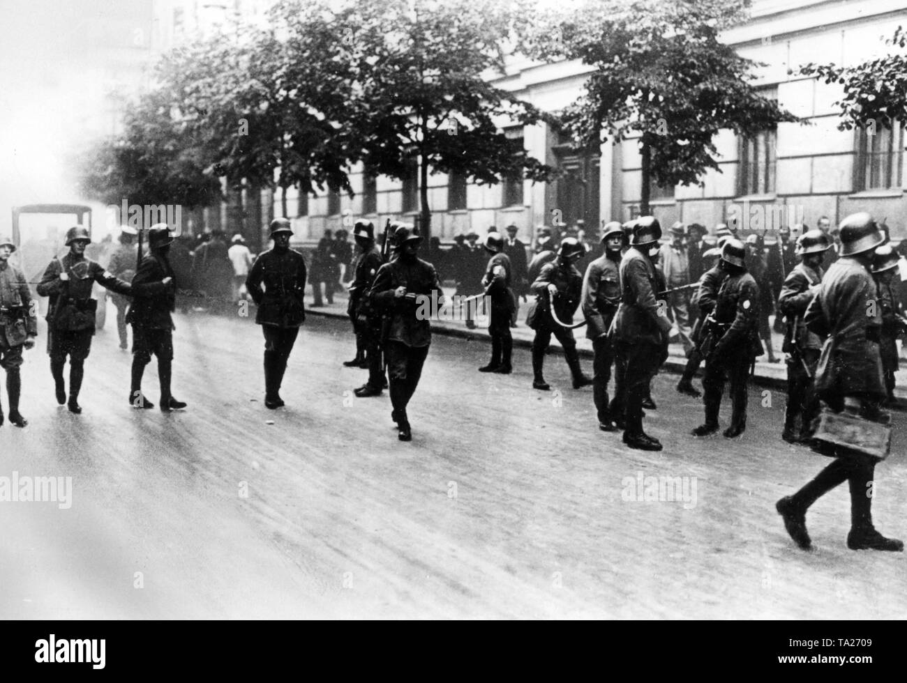 Nel corso della messa scioperi e sollevazioni individuali dei lavoratori, le truppe del governo e le unità dei Freikorps chiudere il quartiere governativo. Qui i soldati fissano il Wilhemstrasse. Foto Stock