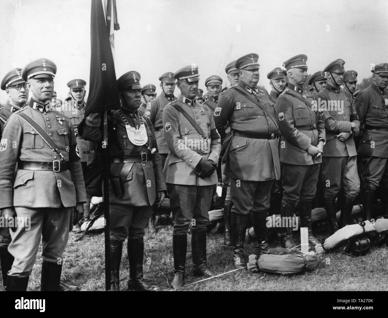 A marzo del Stahlhelm all'inizio dell'estate 1933: la quarta e la quinta da sinistra il principe Eitel Friedrich e il Principe Oskar di Prussia . 3a da sinistra un portatore di Gallipoli Star, una decorazione militare dell'Impero Ottomano durante la Prima Guerra Mondiale. Foto Stock