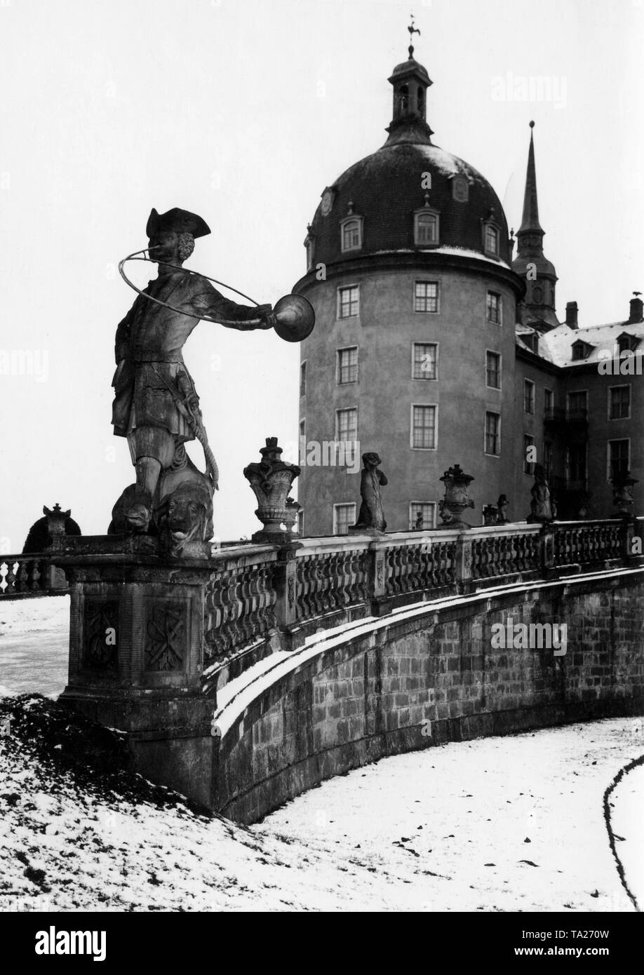 Statua di un huntsman con parforce corno da caccia da Wolf Ernst Brohn dall'anno 1660 nel giardino del Moritzburg castello di caccia di Moritzburg vicino a Dresda, Sassonia. In fondo è una torre del complesso. Re Agosto il Forte di Sassonia ha iniziato la costruzione del complesso in stile barocco nel 1703 su un isola artificiale. Foto Stock