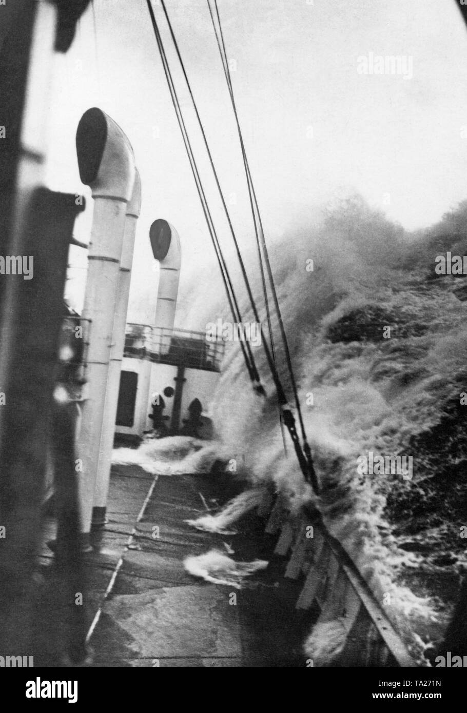 Una nave nel vento forza 9 nel Golfo di Biscaglia. Foto Stock