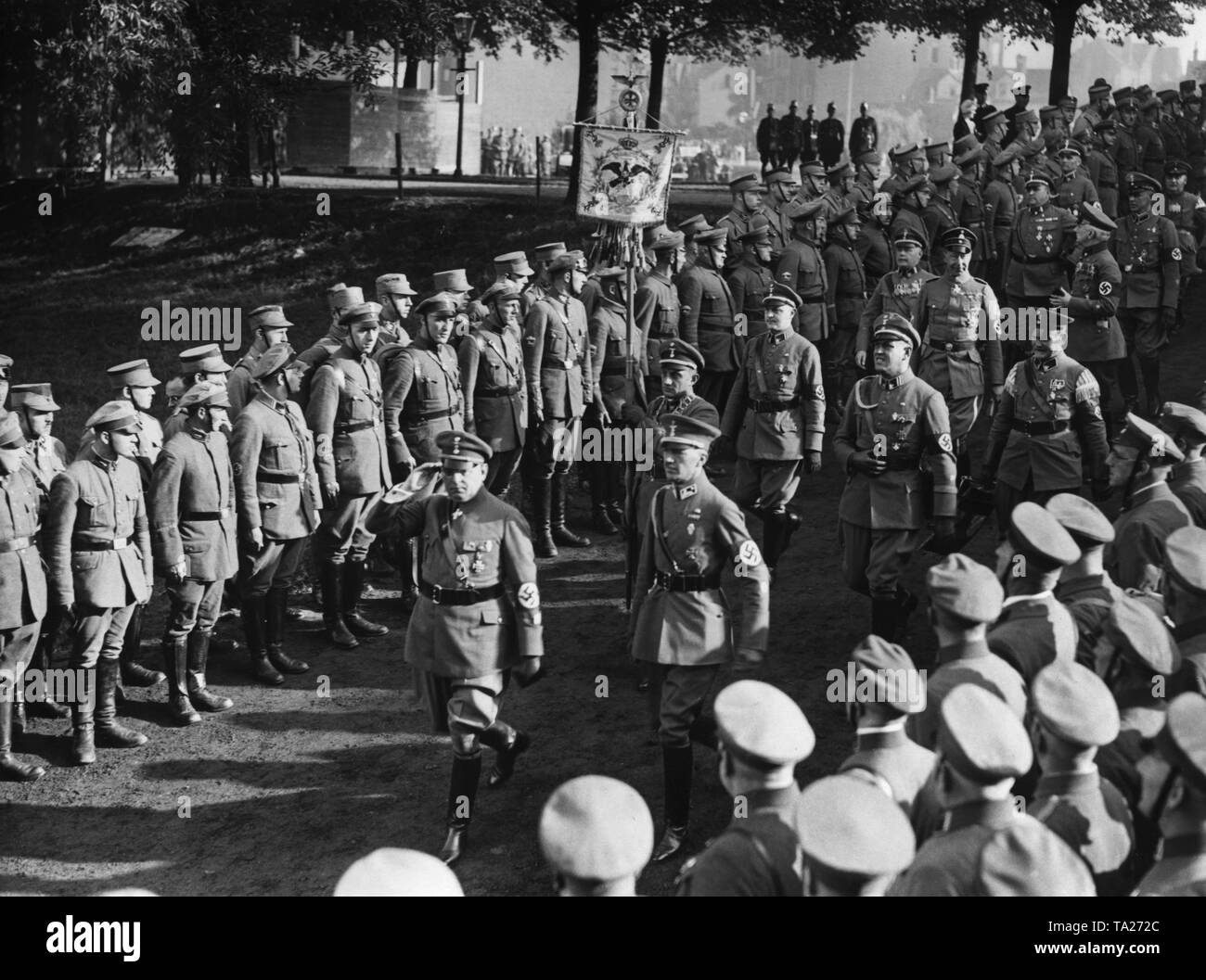 Il Bundesfuehrer (leader federale), Franz Seldte (nella parte anteriore), nonché di Wilhelm, Tedesco Principe Ereditario (in background), si incontrano in un Reich leadership meeting del Stahlhelm al Masch in Hannover. Foto Stock