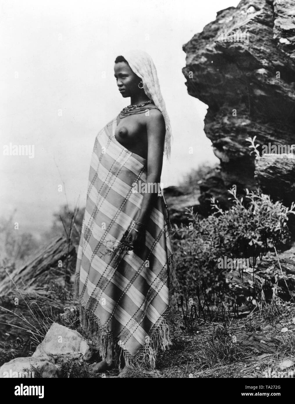 Kaffir donna vestita di un manto di fronte a una battuta in tedesco Africa del sud-ovest (senza data immagine). Foto Stock