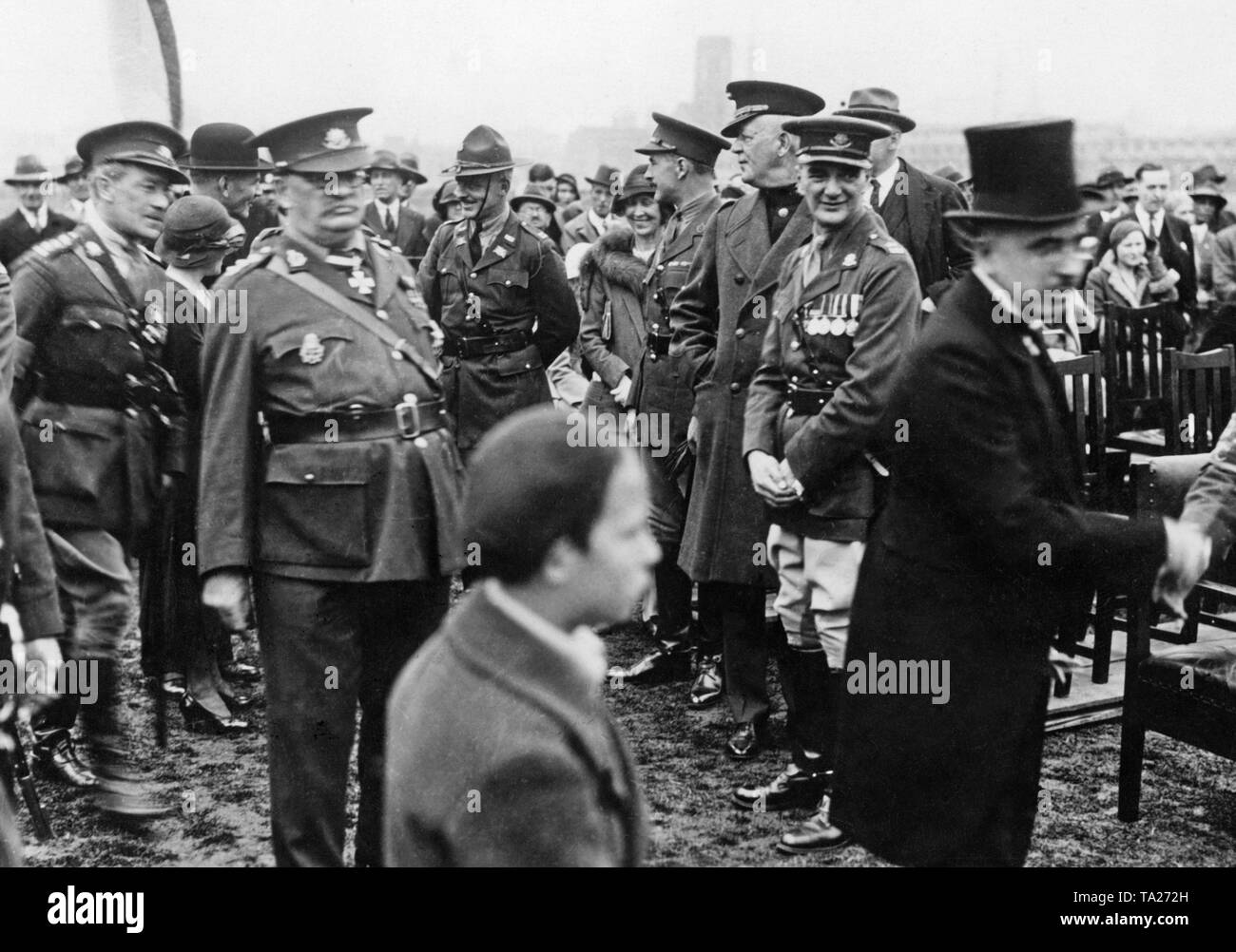 Consacrazione della Russia di bandiera a Shanghai. In primo piano, con cilindro Consul Karl Metzler, dietro il colonnello Hooker, Comandante americano di forze navali in Shanghai, il Professor Bartz e il Colonnello Cosgrave come rappresentanti delle forze armate canadesi. Foto Stock