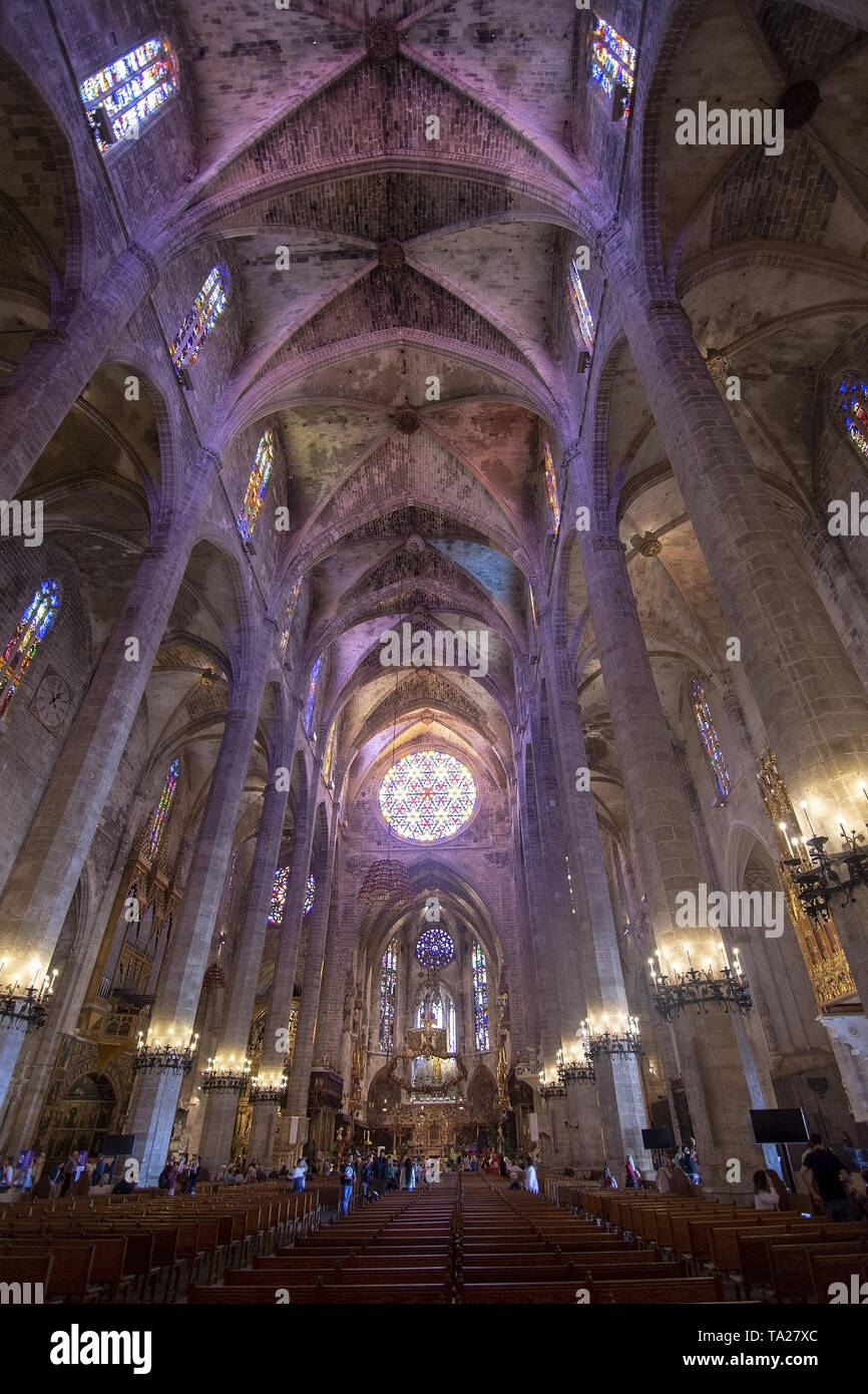 PALMA DI MALLORCA, Spagna - 20 Maggio 2019: Cattedrale Gotica La Seu interior rosone il 20 maggio 2019 in Palma di Mallorca, Spagna. Foto Stock