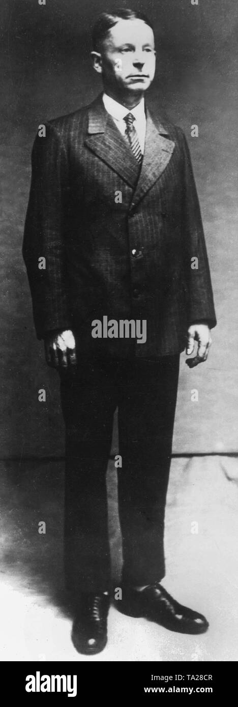 L'assassino di massa Peter Kuerten (26.5.1883-2.7.1931) - Il Vampiro di Dusseldorf a un funzionario di polizia, foto preso poco dopo il suo arresto. Foto Stock