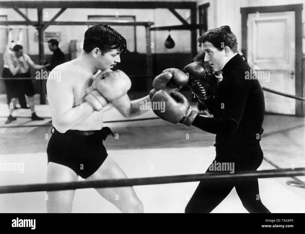 Attori americani Clark Gable (sinistra) e Spencer Tracy (destra) casella contro l'altra. Immagine non datata. Foto Stock