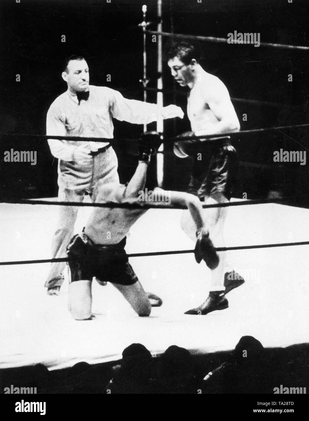 Boxer tedesco Max Schmeling (sulla destra) contro l'americano Joe Louis alla gara di campionato in the Yankee Stadium di New York il 19 giugno. 1936. Foto Stock