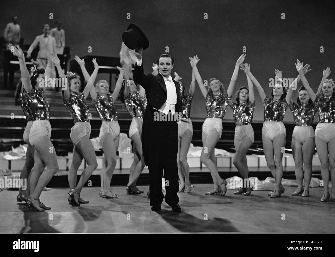 Johannes Heesters come Willi Holler insieme con la revue ragazze in 'Voi solo voi", diretta da Karl Anton, Germania 1941. Foto Stock