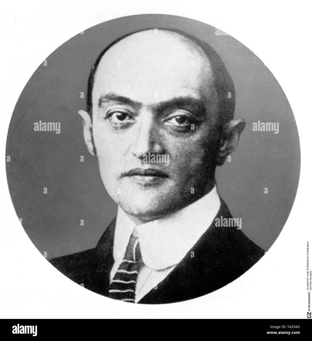 L'economista austriaco Joseph Alois Schumpeter (1883 - 1950), professore di Graz, Bonn e dal 1932 presso la Harvard University. Come economista e scienziato sociale, ha sviluppato una teoria dello sviluppo del sistema economico capitalista, che egli ha spiegato da intraeconomic discontinui di cambiamenti apportati da 'dynamic degli imprenditori che hanno innovato, raggiunti vantaggi pionieristica e indotto economico recupero. Foto non datata, probabilmente dal 1930s. Foto Stock