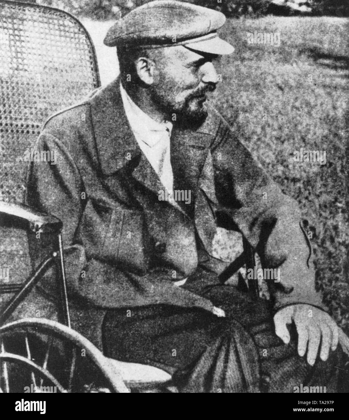 Vladimir Ilyich Lenin recupera nel suo giardino, poco prima della sua morte. Foto Stock