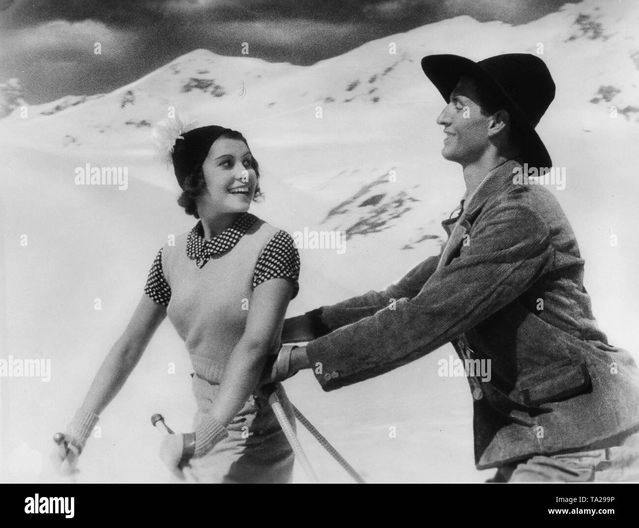 Walter Riml ed Hella Hartwich sci nel film 'avventure in Engadina' (Abenteuer im Engadin). Il film è stato un successo enorme e sci lentamente iniziato a diventare un popolare sport Foto Stock
