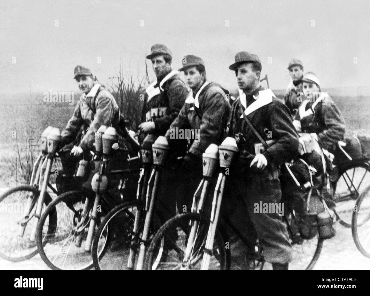 Soldati con le biciclette e i bazooka prima del loro dispiegamento contro le truppe russe in disegni di Wroclaw. Foto Stock