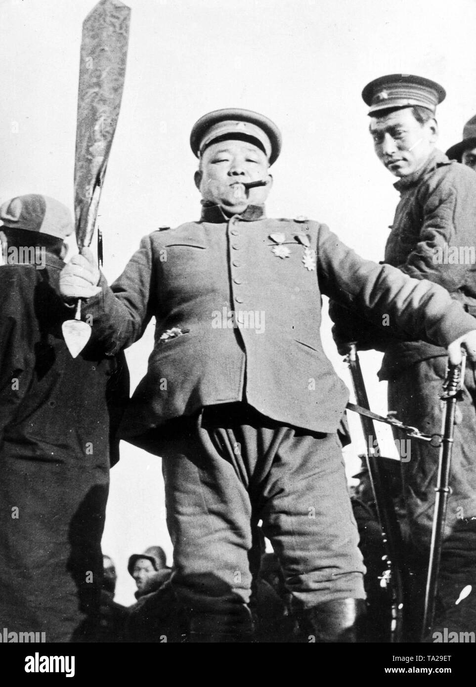 Il comandante di un plotone di esecuzione durante i cinesi della guerra civile in 20s del XX secolo. Foto Stock