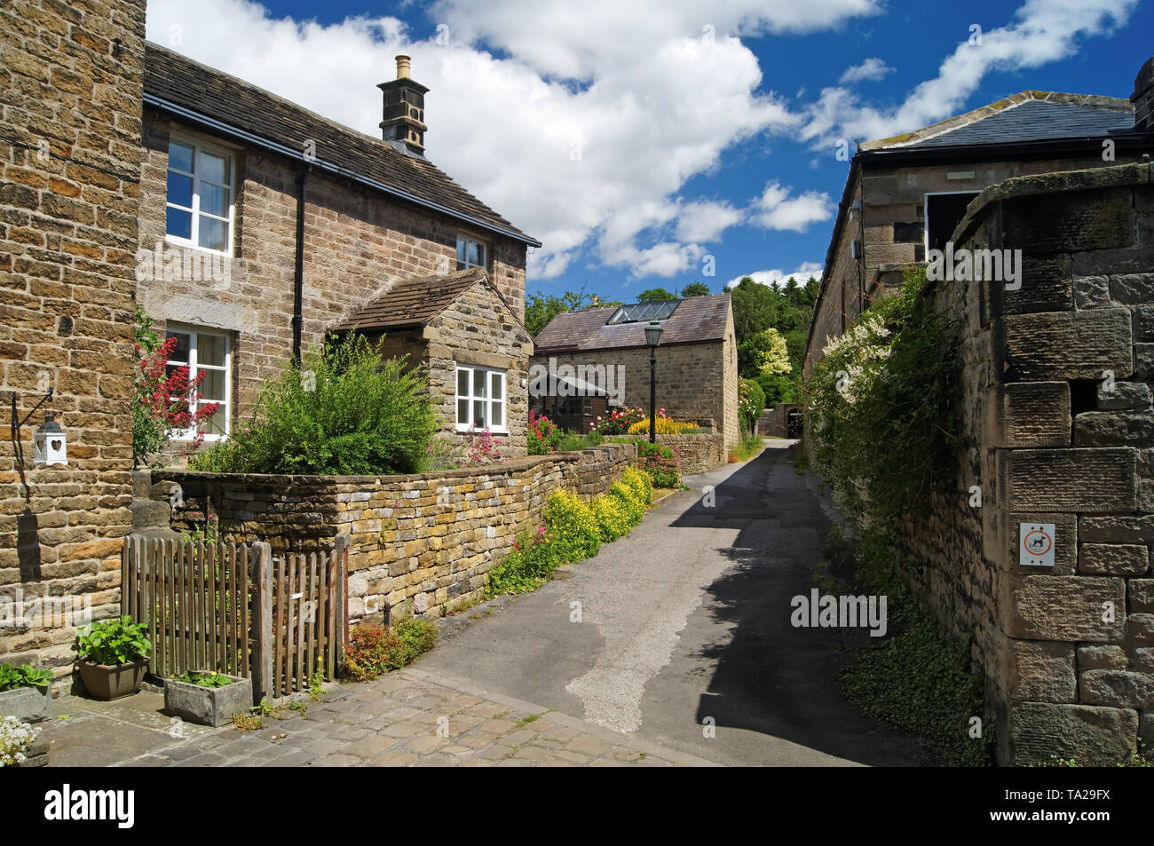 UK,Derbyshire,Peak District,Hathersage,cottage in pietra Foto Stock