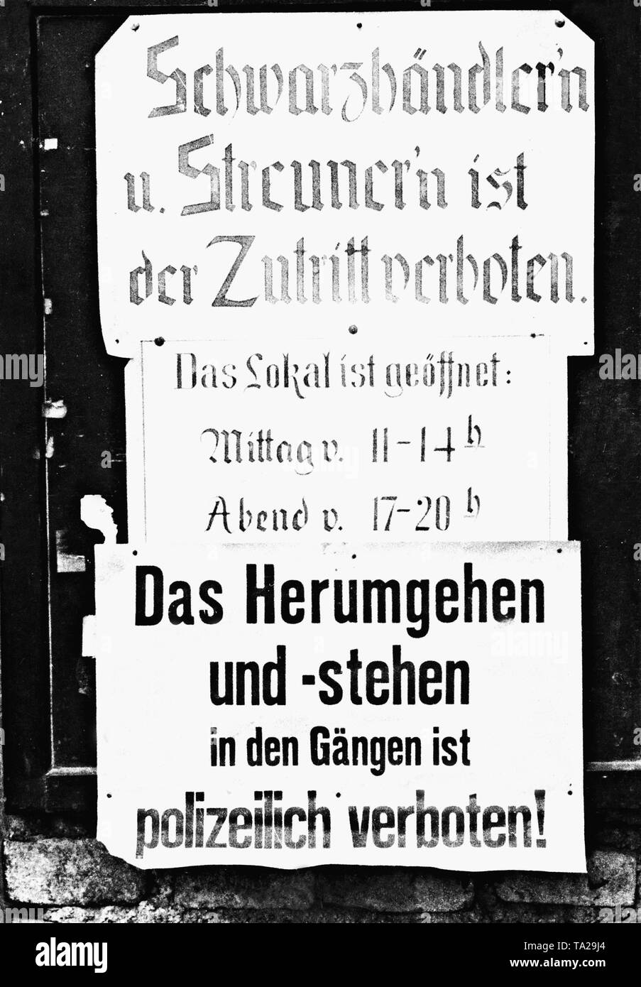 Poster al Cafe Fahring con la scritta 'Bootleggers e barboni non sono autorizzati a immettere " e " La passeggiata intorno e stare in giro per le passerelle è vietato dalle forze di polizia". Foto Stock