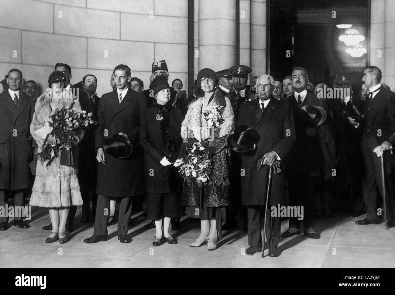 Il Segretario di Stato americano, Frank B. Kellogg accoglie favorevolmente il rumeno la Regina Maria e i suoi figli. Da sinistra: la principessa Elena, Onorevole Kellogg, Principe Nikolas la Regina Maria di Romania e Frank B. Kellogg. Foto Stock