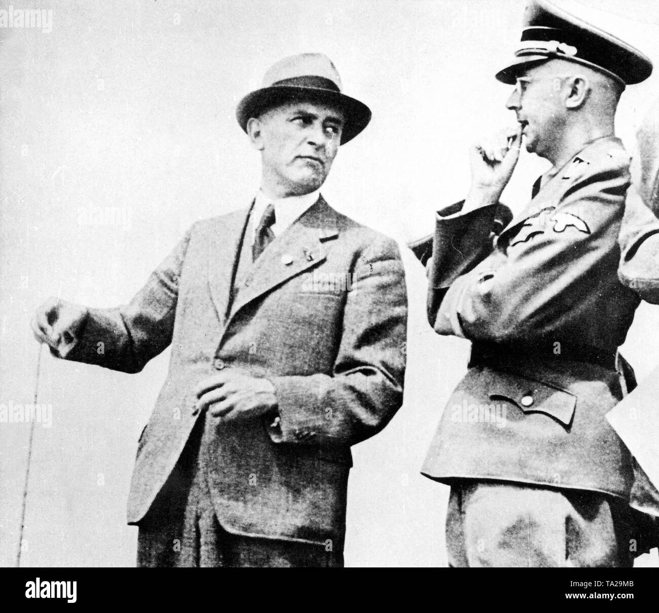Reichsfuehrer-SS Heinrich Himmler e l'ingegnere capo della IG Farben di Auschwitz. Foto Stock