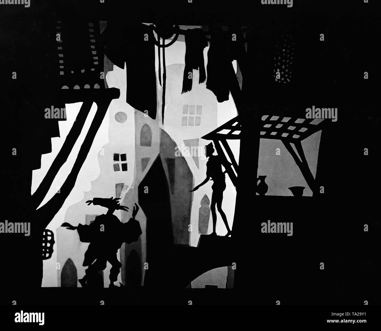 Questa foto mostra una scena dalla silhouette film 'Le avventure del principe Achmed' da Charlotte Reiniger. La silhouette film, noto anche come silhouette animazione, è una tecnica di film animato in cui i contorni sono messi insieme su un vetro illuminato nella piastra anteriore di un bianco o sfondo nero per formare una pellicola. Il risultato è la pellicola di silhouette, ispirata dal teatro ombra e le tecniche pittoriche di silhouette di taglio. Foto Stock