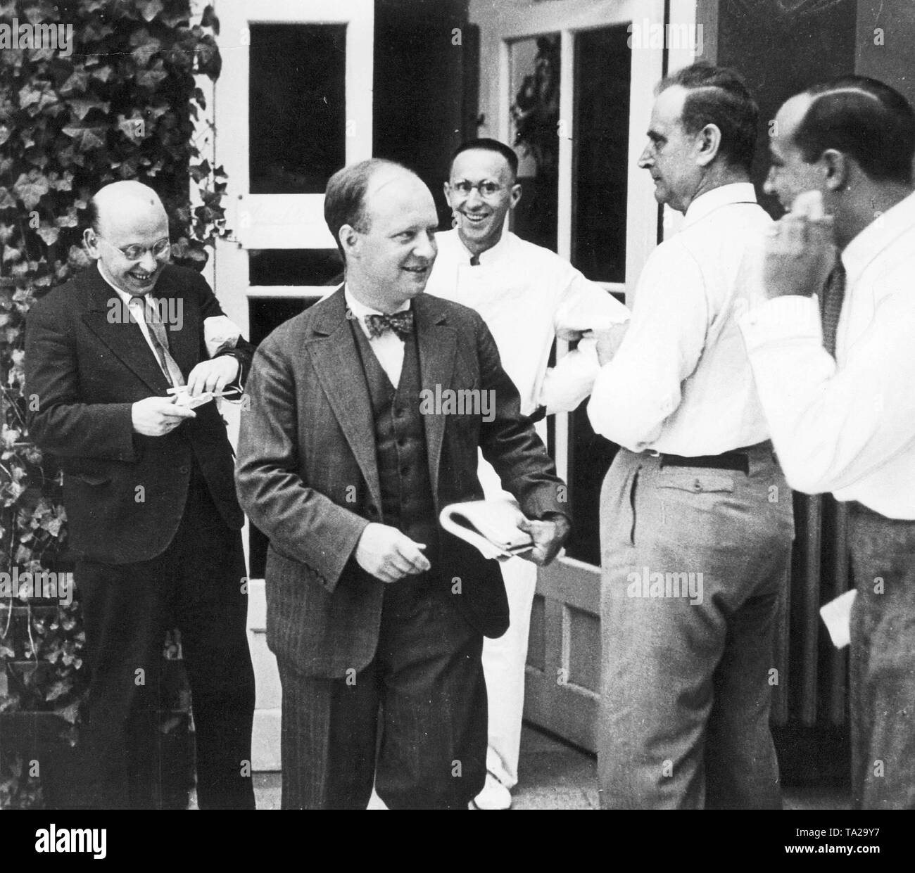 Da sinistra: il compositore Hanns Eisler, il compositore Paul Hindemith, lo  scrittore Bertolt Brecht, direttore di radiodiffusione il dottor Ernst  Hardt e broadcaster Dr. Flesch a un party in giardino Foto stock -