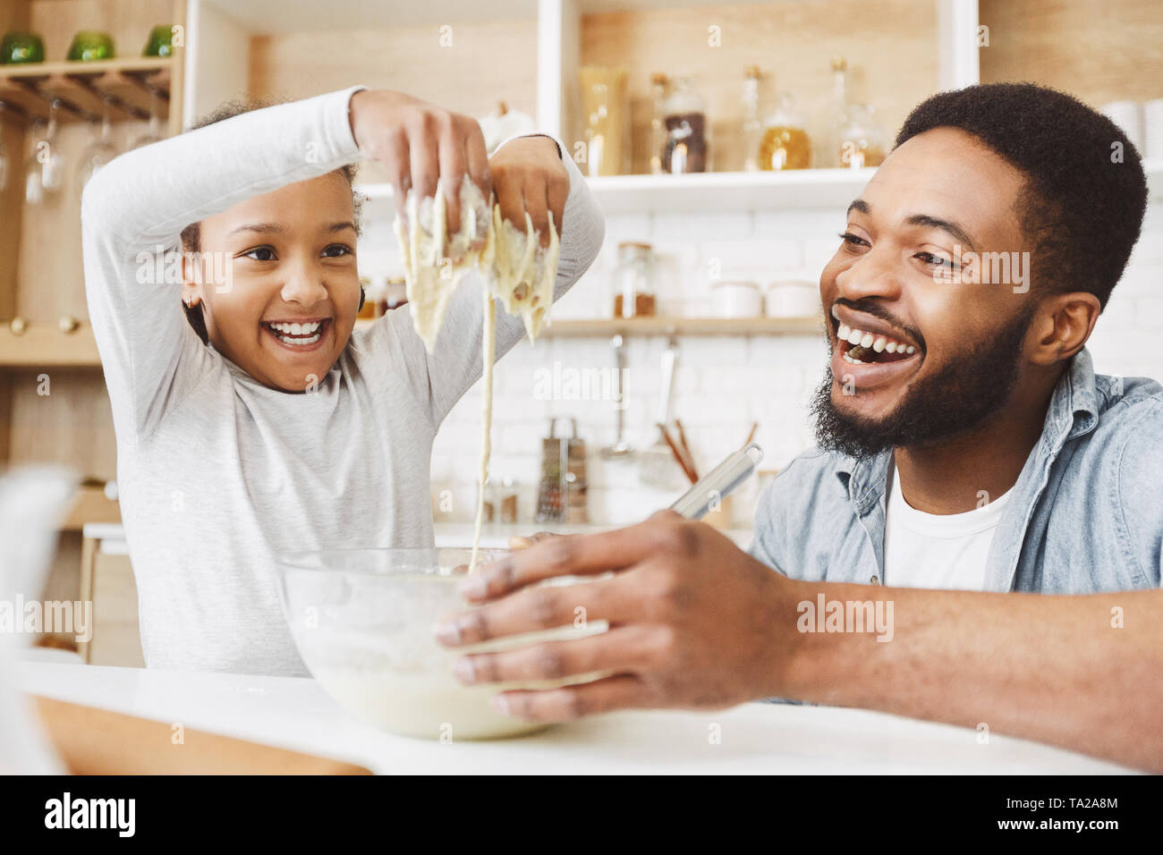 Padre e figlia bambino rendendo la pasticceria Foto Stock