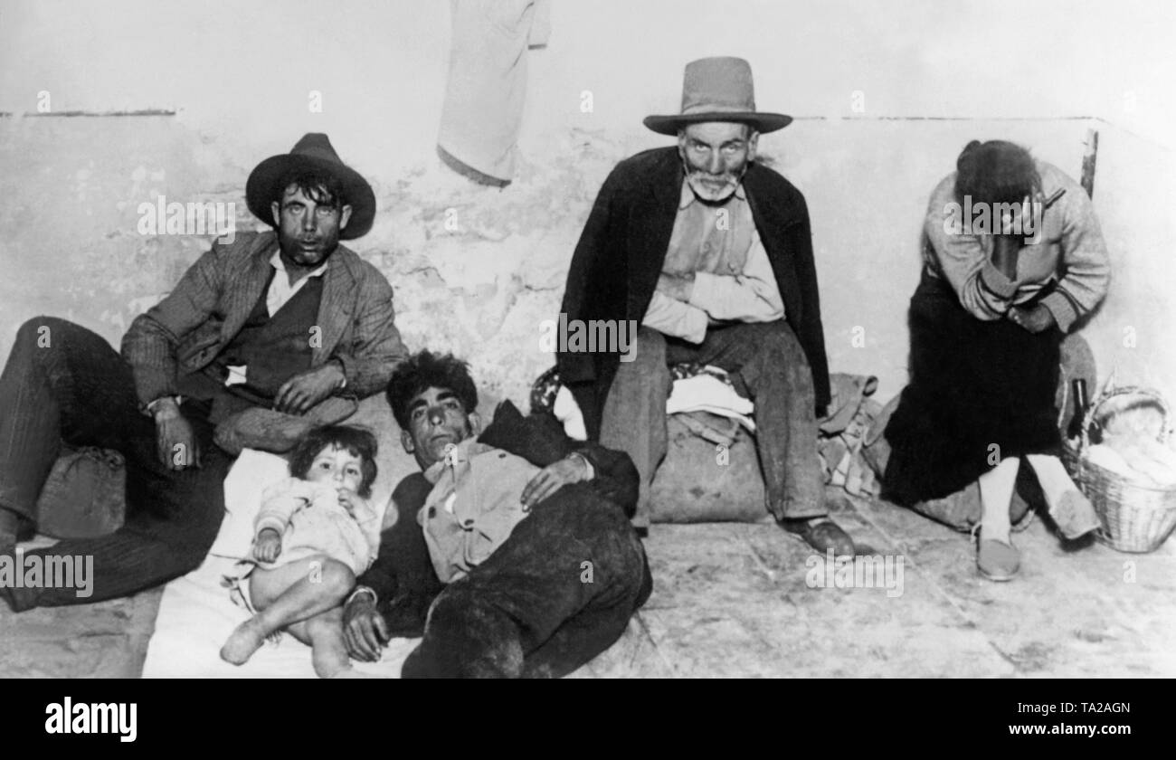 Foto di un rifugiato esausto famiglia dietro il fronte di Teruel in Aragona nel dicembre del 1937. Foto Stock